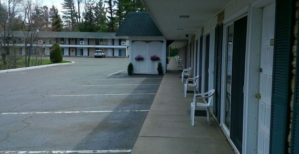 Rainbow Motel - From Web Listing (newer photo)